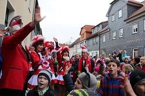 Ellricher Narren st&uuml;rmen das Rathaus