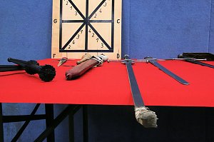 Paul Becker zeigte in der Petersberg-Turnhalle wie man richtig mit dem Schwert umgeht