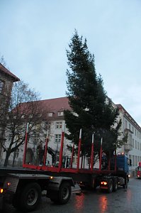 Auf dem Nordh&auml;user Rathausplatz laufen die Vorbereitungen f&uuml;r die Festtage