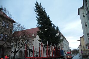 Auf dem Nordh&auml;user Rathausplatz laufen die Vorbereitungen f&uuml;r die Festtage