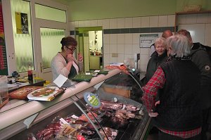 Reger Andrang herrschte im Wildladen im Geb&auml;ude der Agrargenossenschaft in Wolkramshausen.