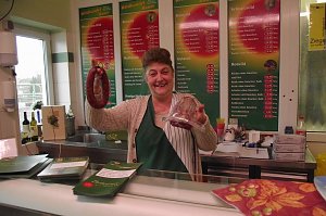Eine Wild-Knackwurst oder einen Rehr&uuml;cken? Christa Teschner hat im Verkaufsladen ein vielf&auml;ltiges Angebot parat.