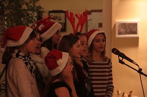 Volles Haus - der Weihnachtsbasar der Petersbergschule lockte jede Menge Besucher