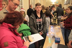Volles Haus - der Weihnachtsbasar der Petersbergschule lockte jede Menge Besucher