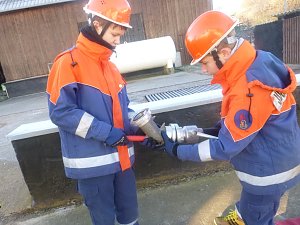 Jugendfeuerwehrleute bei der Ausbildung