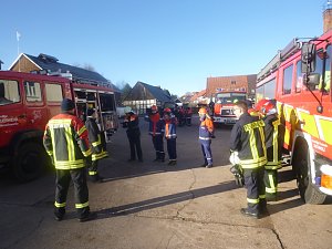 Jugendfeuerwehrleute bei der Ausbildung