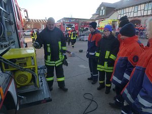 Jugendfeuerwehrleute bei der Ausbildung