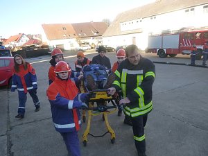 Jugendfeuerwehrleute bei der Ausbildung