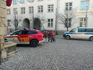 Der Markt musste Platz f&uuml;r die Einsatzfahrzeuge machen