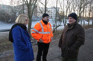 B&uuml;rgermeisterin Jutta Krauth im Gespr&auml;ch mit Gerd Jung und Sprengmeister Andreas West