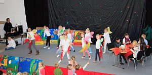 T&auml;nzerisch und spielerisch f&uuml;hrten die Sch&uuml;ler der Bertolt-Brecht-Grundschule durch das Jahr.