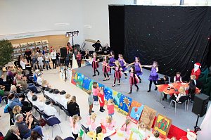 T&auml;nzerisch und spielerisch f&uuml;hrten die Sch&uuml;ler der Bertolt-Brecht-Grundschule durch das Jahr.
