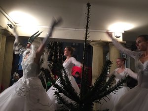 Tanzstudio Radeva &ouml;ffnet das dritte Adventst&uuml;rchen