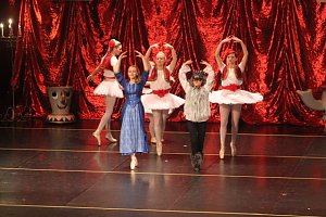 Tanzstudio Radeva &ouml;ffnet das dritte Adventst&uuml;rchen