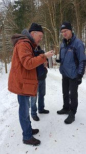 Taucher auf Winterwanderung