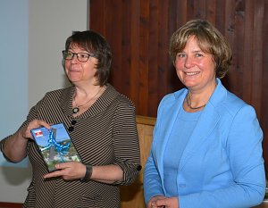 Christiane Funkel, Leiterin des Biosphärenreservats (li.) bedankt sich bei Annett Drache, Geschäftsführerin des Harzklubs, für ihren Beitrag.