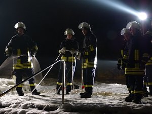 Auf's Glatteis gef&uuml;hrt - Feuerwehr Neustadt probte den Ernstfall
