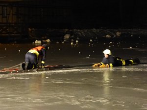 Auf's Glatteis gef&uuml;hrt - Feuerwehr Neustadt probte den Ernstfall
