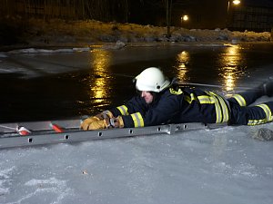 Auf's Glatteis gef&uuml;hrt - Feuerwehr Neustadt probte den Ernstfall