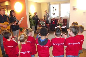 Die Rettungszwerge brachten ein Geburtstagsst&auml;ndchen. Im Sessel im Hintergrund die 103-J&auml;hrige, flankiert von Heimleiterin Annett Tolle und Pfleger Patrick Elstner.