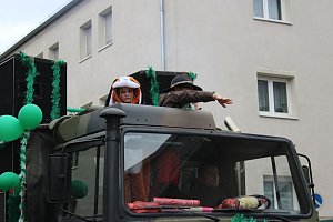 N&auml;rrinnen und Narren ziehen durch die Stadt (2)