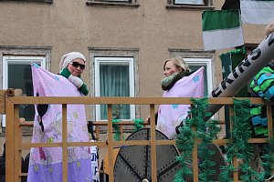 N&auml;rrinnen und Narren ziehen durch die Stadt (2)