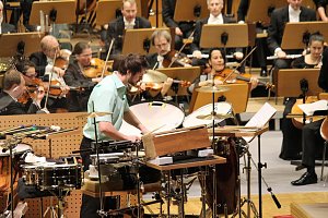 Mit Trommelklang in den Konzertsaal