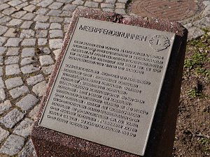 Meerpferdbrunnen wird geschm&uuml;ckt