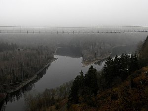 Abh&Atilde;&curren;ngen &Atilde;&frac14;ber der Talsperre