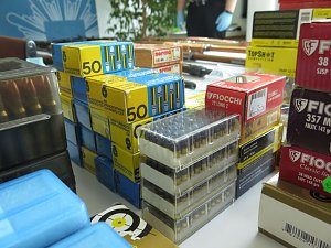 Pr&auml;sentation der sichergestellten Waffen und Munition