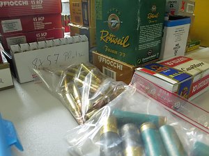 Pr&auml;sentation der sichergestellten Waffen und Munition