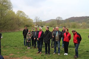 Expertise f&uuml;r die Salzaquelle - auf dem Naturlehrpfad erkl&auml;ren jetzt neun Tafeln die Quelle und ihre Umgebung