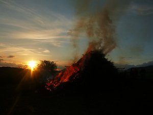 Zwei Osterfeuer in Neustadt