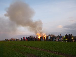 Zwei Osterfeuer in Neustadt
