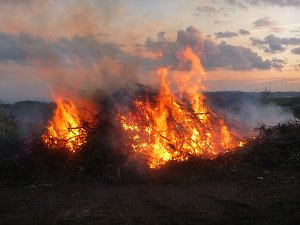 Zwei Osterfeuer in Neustadt
