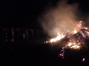 Zwei Osterfeuer in Neustadt