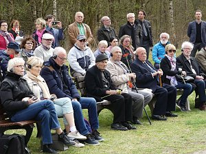 Rückblick: Überlebende des KZ Mittelbau-Dora und Besucher bei der Gedenkveranstaltung am ehemaligen Außenlager Ellrich-Juliushütte, Ellrich, Gedenkort Ellrich-Juliushütte, 10. April 2017