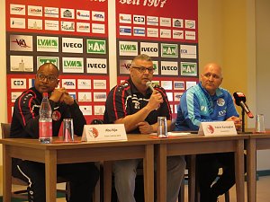 Vor und nach dem Spiel gegen den BAK