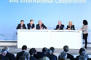 Bernd Leukert, Vorstandsmitglied, SAP SE, Dr. Georg Sch&uuml;tte, Staatssekret&auml;r im Bundesministerium f&uuml;r Bildung und Forschung, Matthias Machnig, Staatssekret&auml;r im Bundesministerium f&uuml;r Wirtschaft und Energie, Prof. Dr. Reimund Neugebauer, Pr&auml;sident, Fraunhofer Gesellschaft und Carina Schmidt, CEO, HS Industrie Service GmbH.
