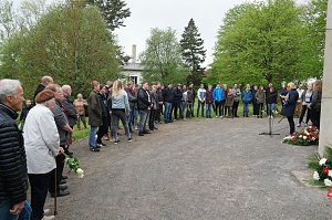 Sch&uuml;lerinnen und Sch&uuml;ler gestalten Gedenken
