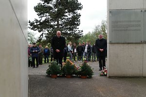 Sch&uuml;lerinnen und Sch&uuml;ler gestalten Gedenken