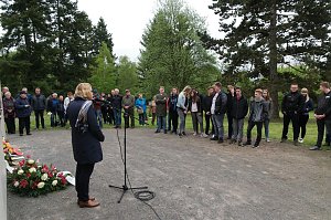 Sch&uuml;lerinnen und Sch&uuml;ler gestalten Gedenken