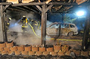 Carport und Renault gingen in Flammen auf