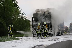Lkw brannte völlig aus