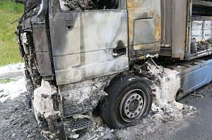 Lkw brannte völlig aus