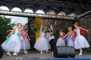 Tanzstudio Radeva beim Weinfest dabei