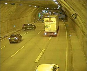 Fliegendes Auto im Tunnel