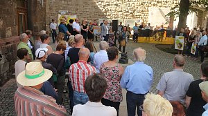 Demonstration vor dem Nordh&auml;user Rathaus f&uuml;r den Erhalt der Kreisstadt