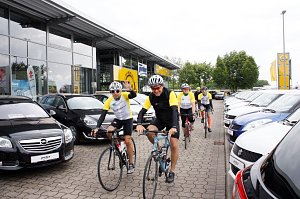 11 radelnde Opel-Banker machten auf ihrer Benefiztour heute im OPEL-Autohaus der Peter Gruppe halt