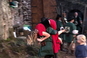 Burg in Flammen